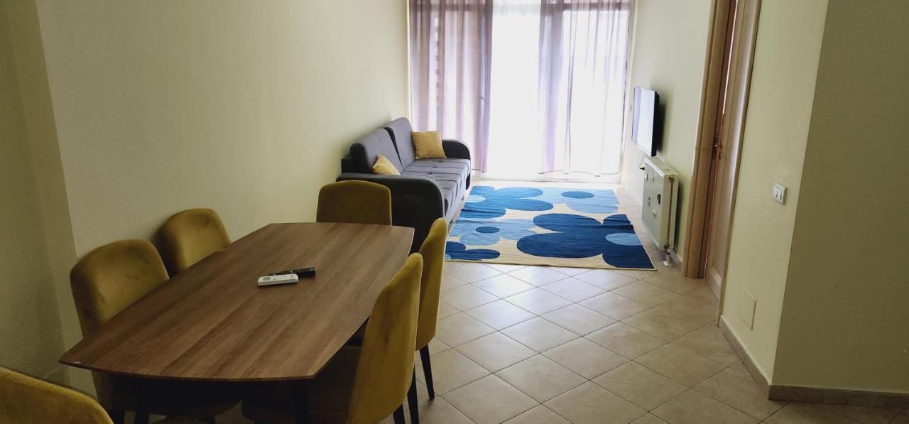 Pleasant Apartment With Free Dedicated Parking In Komuna E Parisit ติรานา ภายนอก รูปภาพ