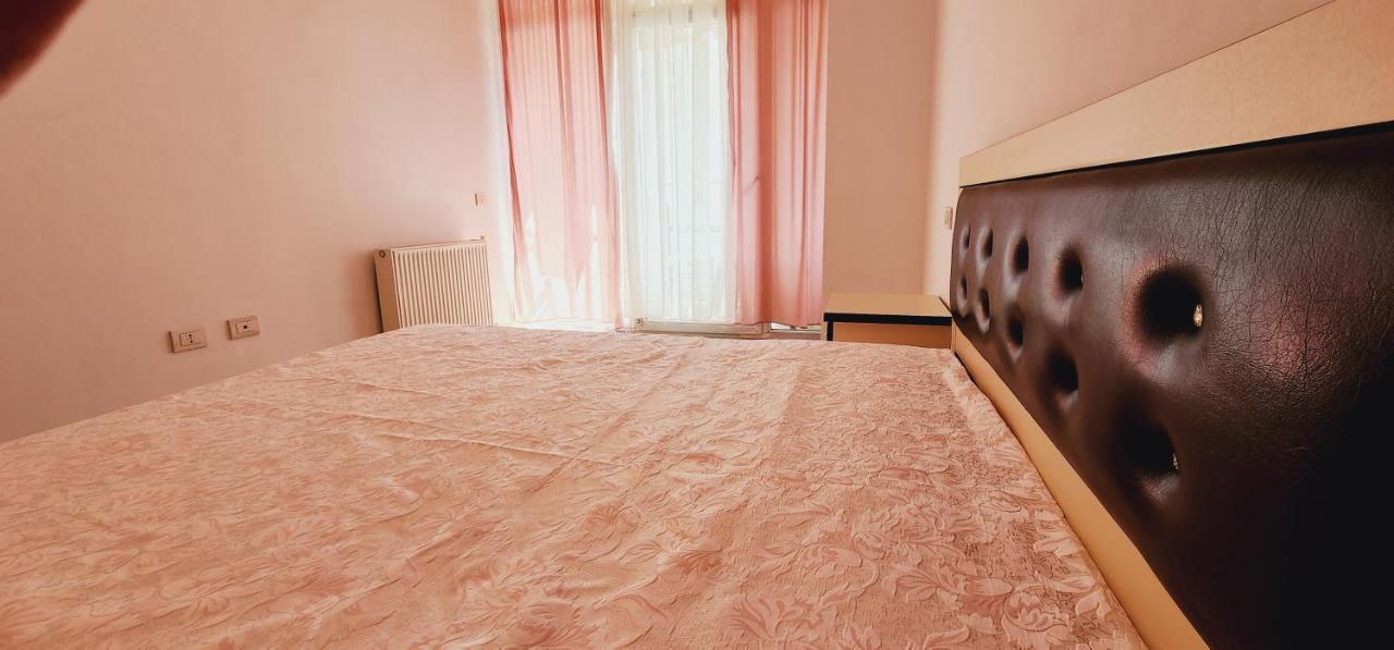 Pleasant Apartment With Free Dedicated Parking In Komuna E Parisit ติรานา ภายนอก รูปภาพ