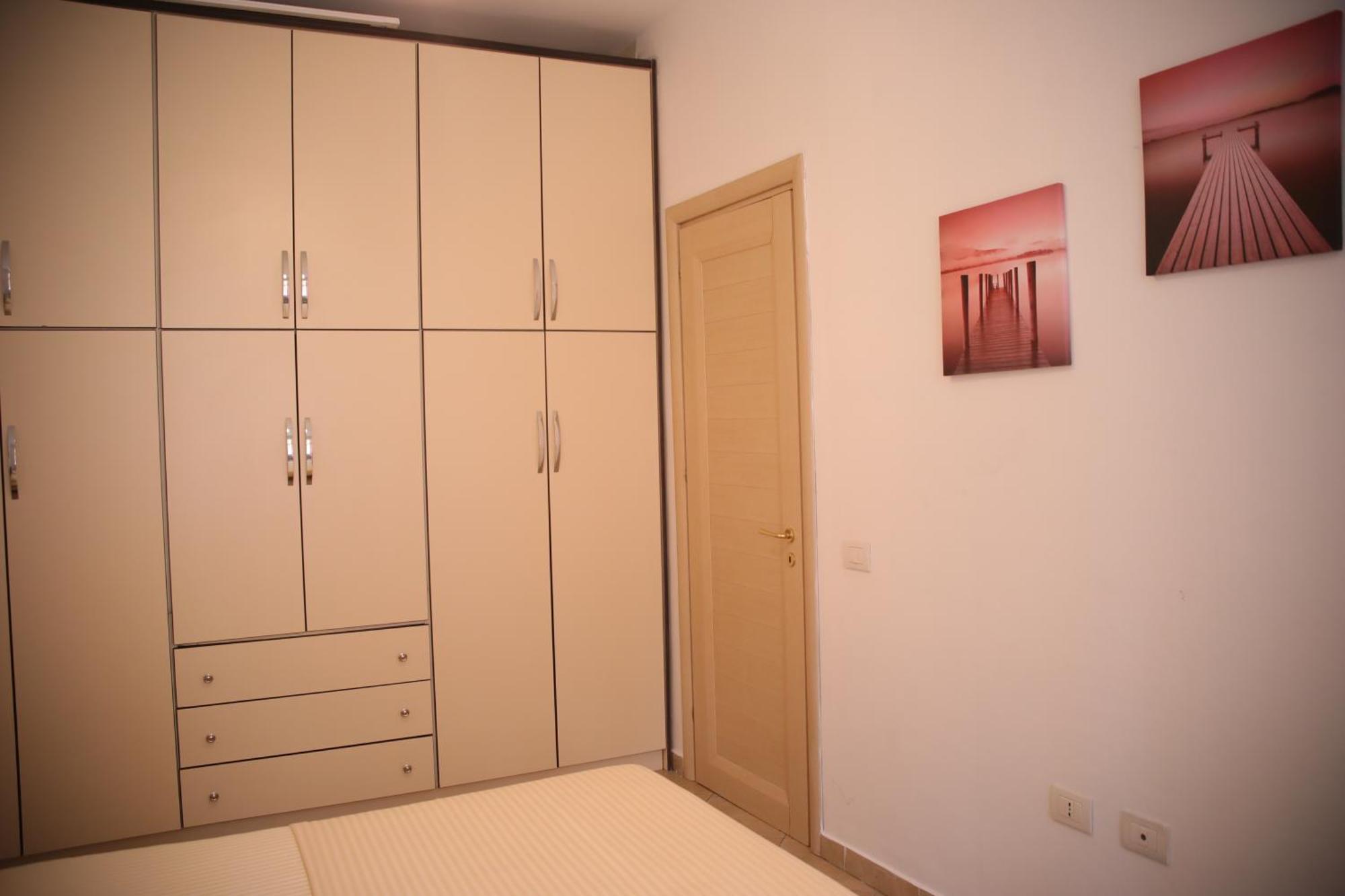 Pleasant Apartment With Free Dedicated Parking In Komuna E Parisit ติรานา ภายนอก รูปภาพ